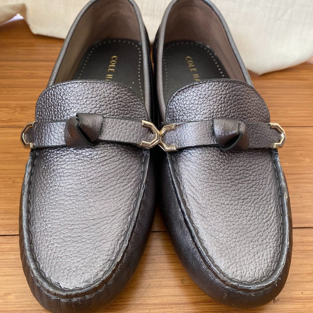 COLE HAAN EVELYN BOW DRIVING  LOAFERS PEWTER METALLIC (SILVER) W/ GOLD HARDWARE